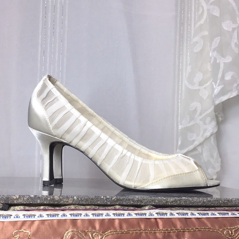 🤍 Jacqueline Ferrar Cream Satin and Organza Peep Toe Kitten Heel Sz.6
